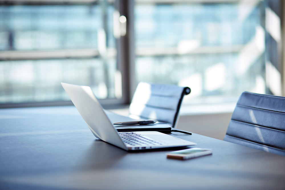 En laptop på ett skrivbord