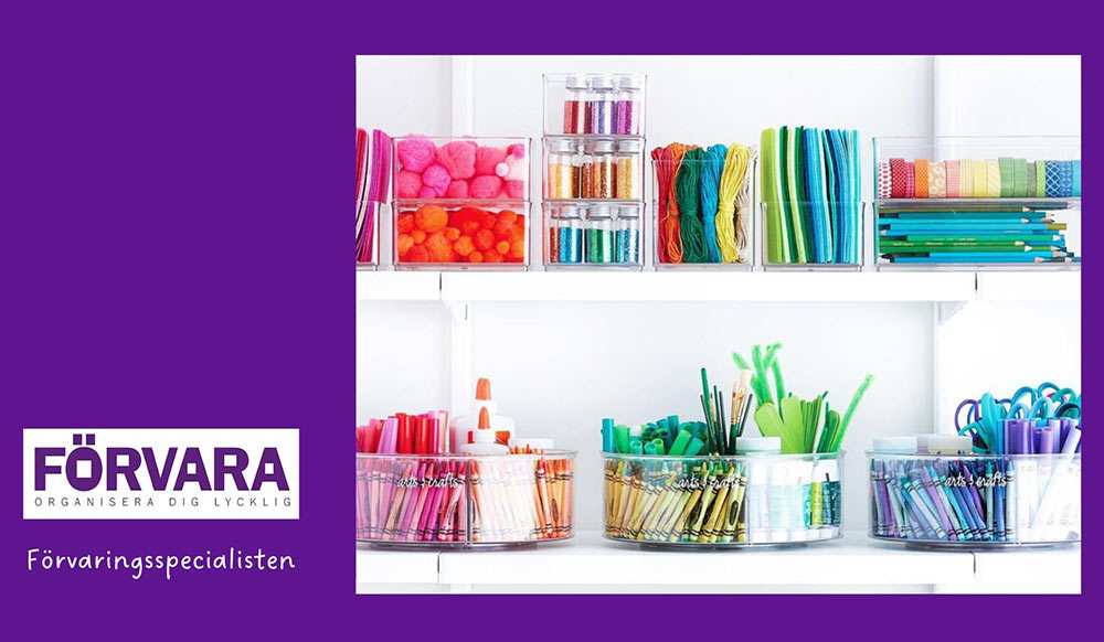 Olika förvaringsburkar med innehåll organiserat i färg