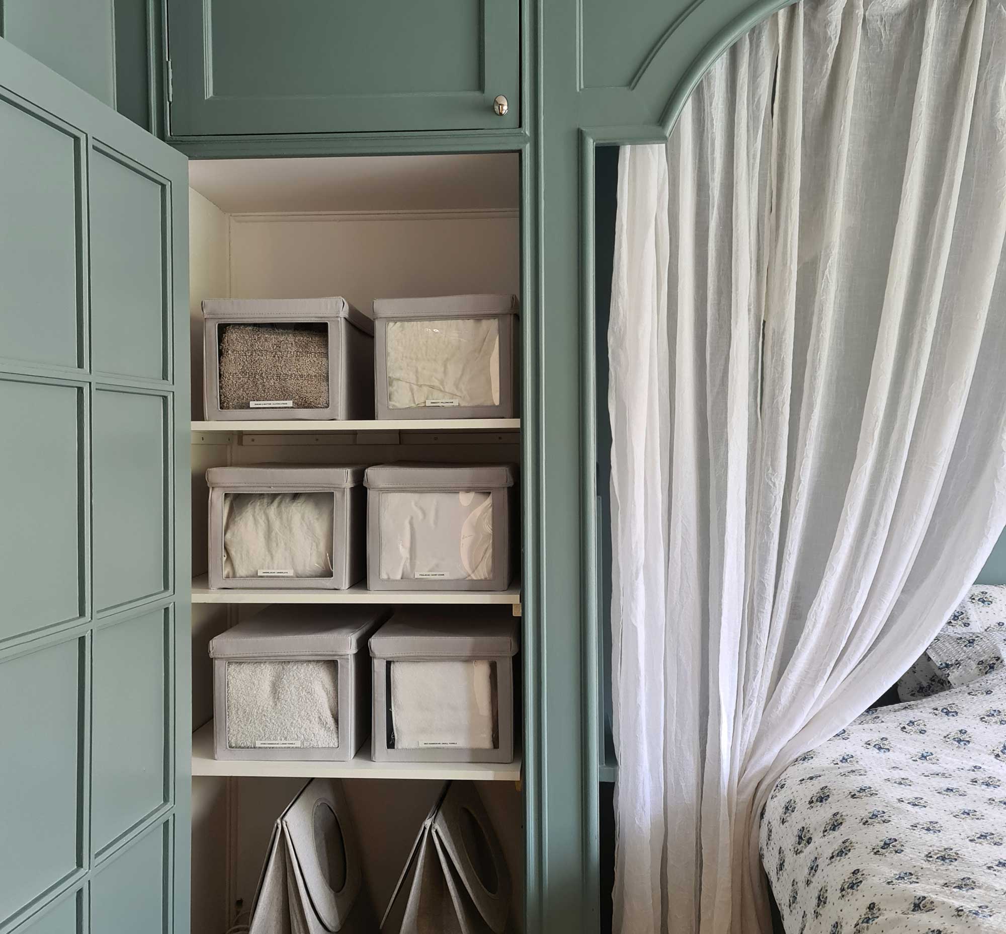 En garderob med lådor att strukturera i