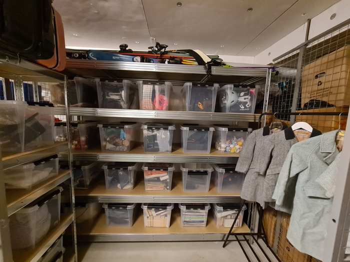 Städat och fint i en garderob.