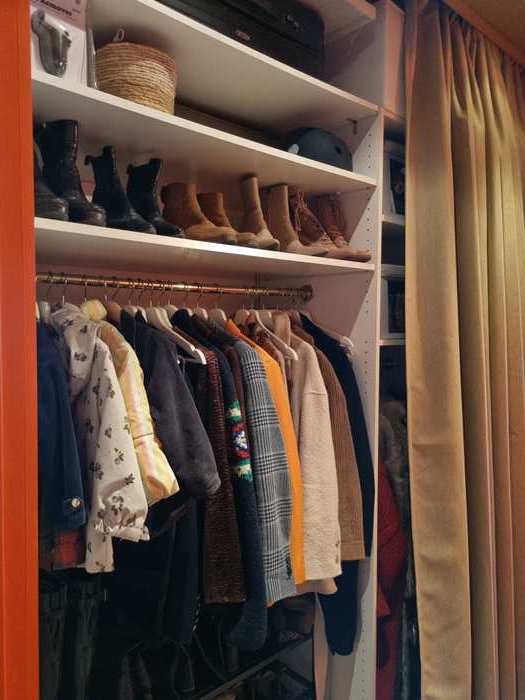 Organiserad garderob.