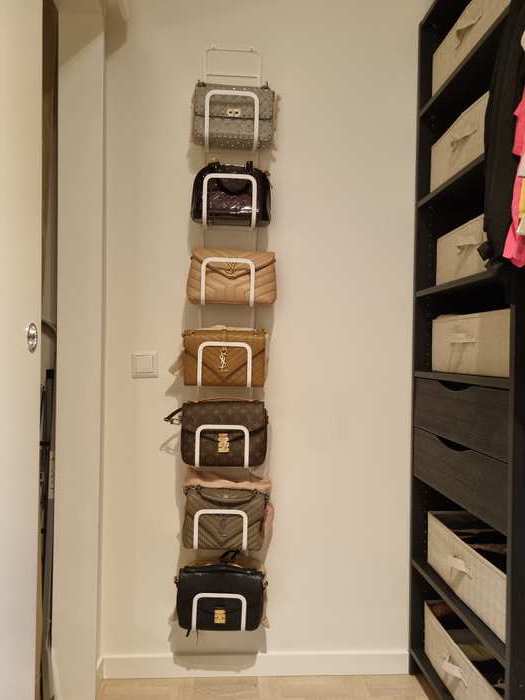 Städat och fint i en garderob med väskor.