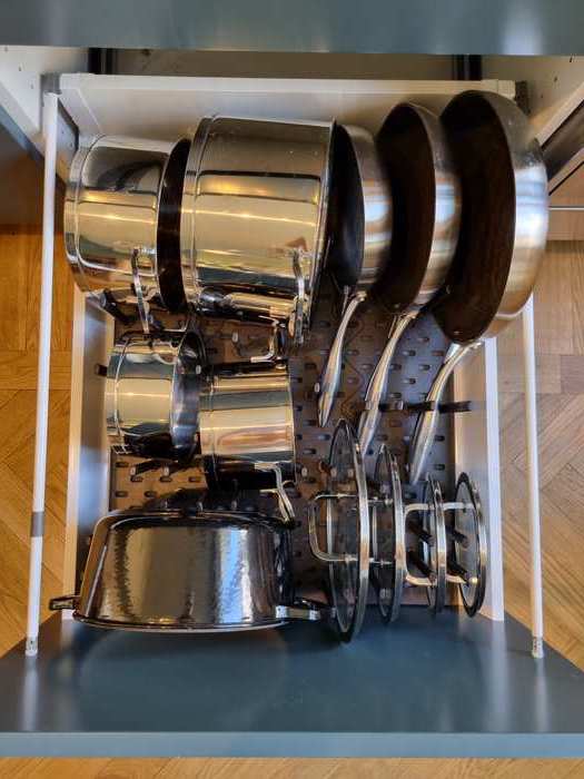 Städat och fint i ett köksskåp.