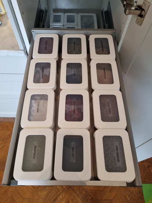 Städat och fint i ett köksskåp.