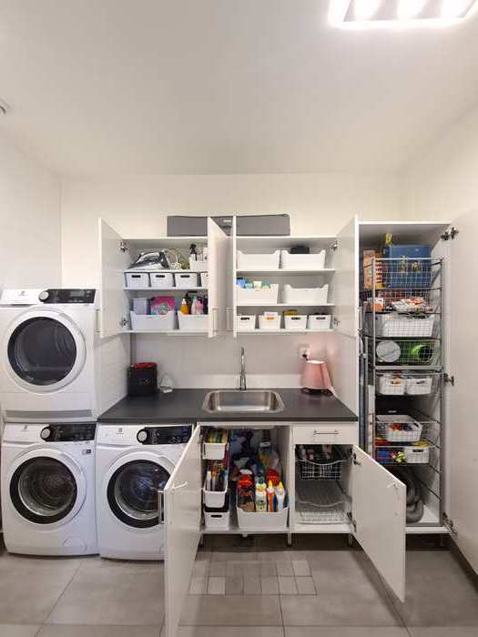 Snyggt organiserad tvättstuga.