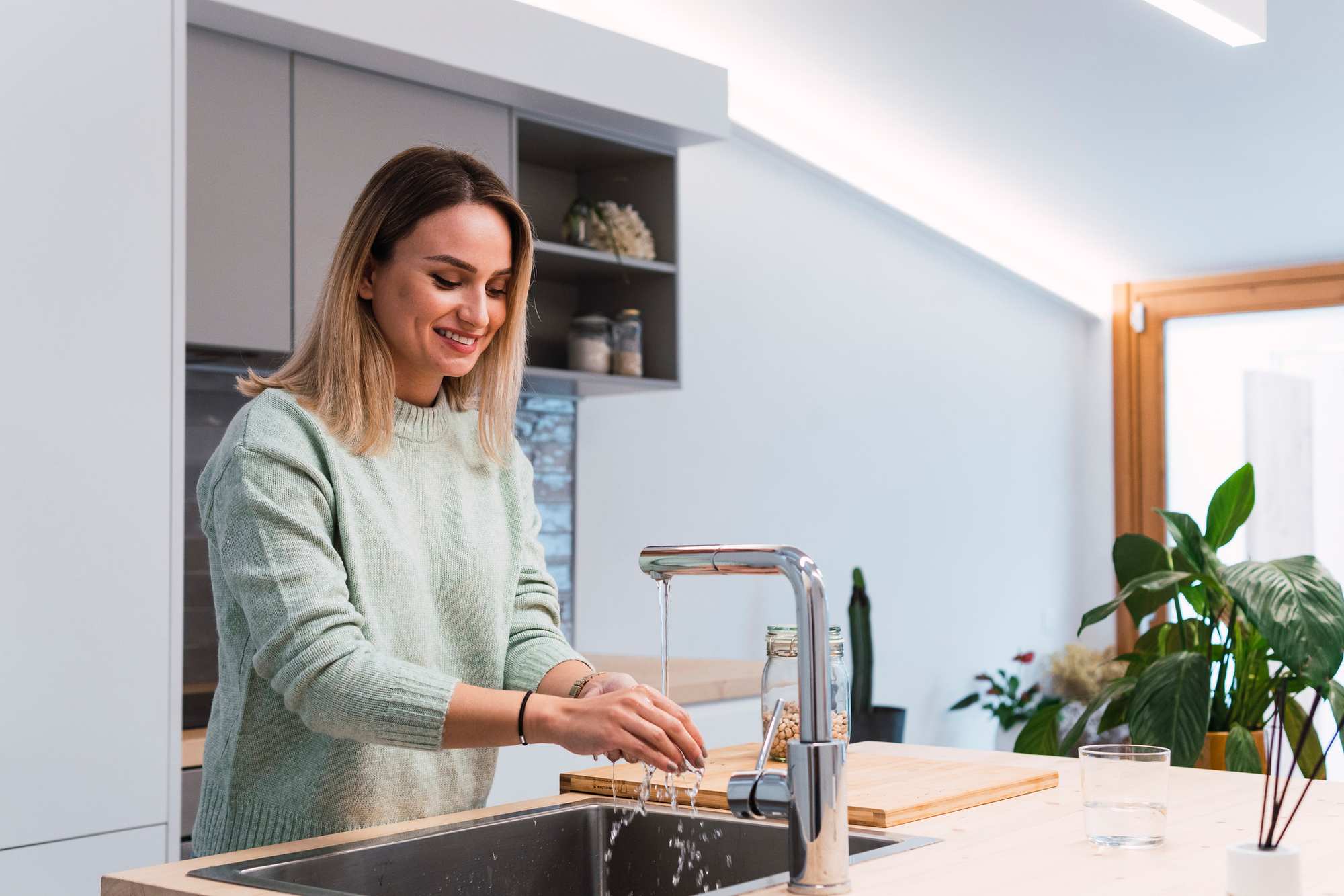 En kvinna står vi en vask