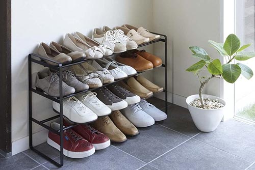 Expanderbar skohylla i metall