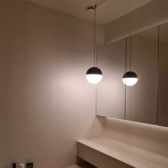 Stilrena lampor i ett modern badrum