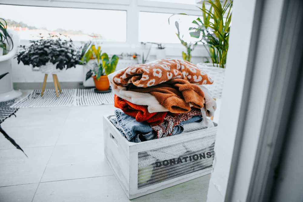 En låda med kläder i ett badrum