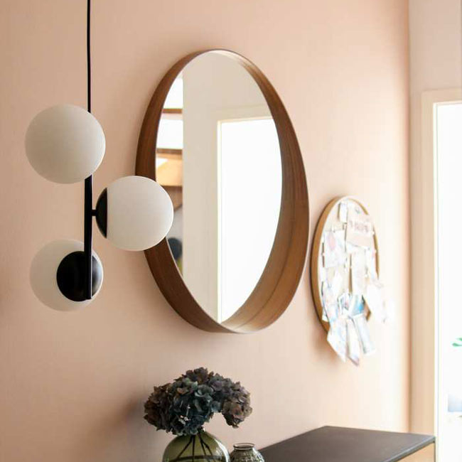 En rund monterad spegel